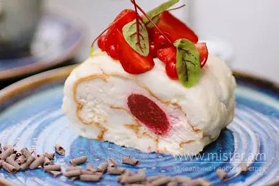 Меренговий рулет з ягідним кюлі Джорджина undefined фото