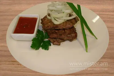Мариновані медальйони із яловичини з соусом Аджика Хутірець undefined фото
