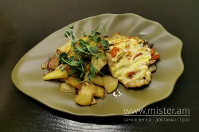 Відбивна зі свинини з печерицями, помідором, сиром, майонезом VIN&GRET undefined фото